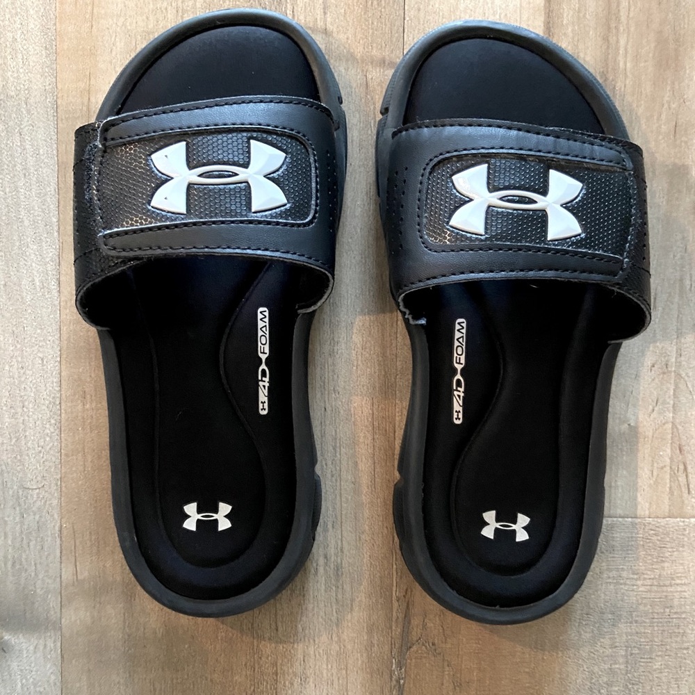 Under Armour Boys sandals/slides size 1Y 4D Foam